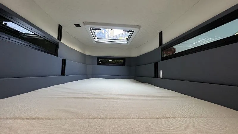 6 roof bed of Starlight Fashion Pop-top Roof Campervan with MAXUS Chassis002 6 roof bed of Starlight Fashion Pop-top Roof Campervan with MAXUS Chassis002
